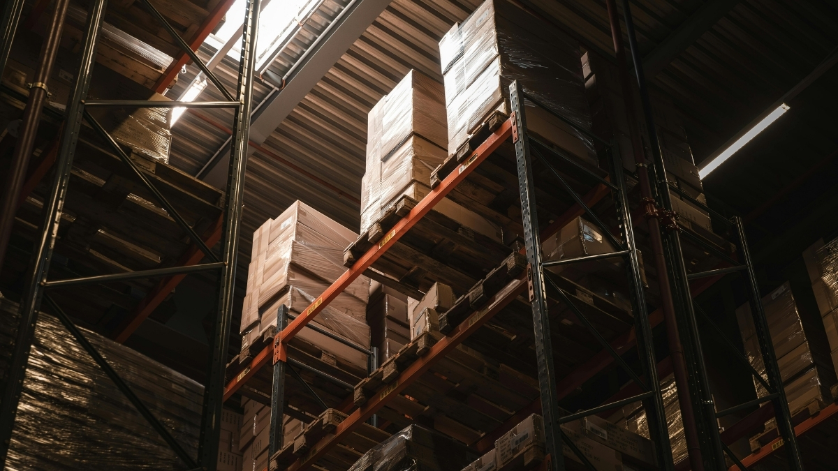 stretch wrap vs palletizing adhesive